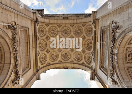 Arco Trionfale in Cinquantenaire Parc a Bruxelles il cielo blu con nuvole Foto Stock