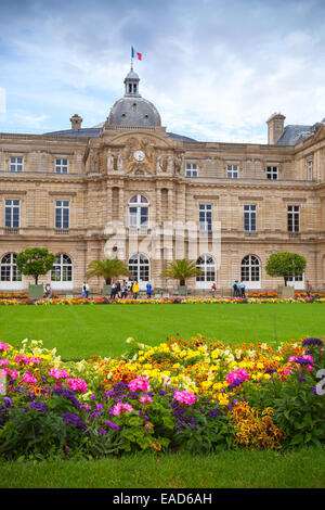 Parigi, Francia - 10 agosto 2014: Lussemburgo Palace e coloratissimi fiori del giardino del Lussemburgo a Parigi Foto Stock