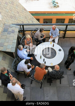 Patroni presso il bar sul tetto, Alex Johnson Hotel, Rapid City, Black Hills, SD, STATI UNITI D'AMERICA Foto Stock