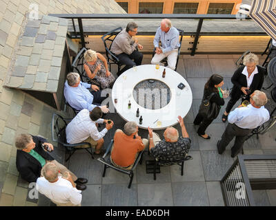 Patroni presso il bar sul tetto, Alex Johnson Hotel, Rapid City, Black Hills, SD, STATI UNITI D'AMERICA Foto Stock