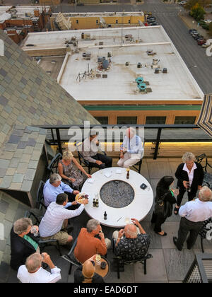 Patroni presso il bar sul tetto, Alex Johnson Hotel, Rapid City,Black Hills, SD, STATI UNITI D'AMERICA Foto Stock