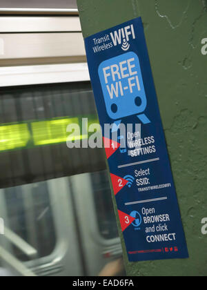 WI-FI gratuito segno, piattaforma della metropolitana e treno, NYC, STATI UNITI D'AMERICA Foto Stock