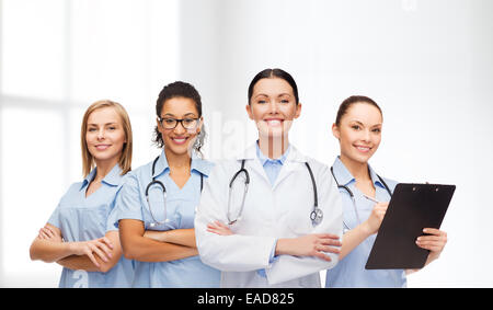 Team o gruppo femminile di medici e infermieri Foto Stock