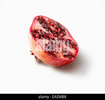 Melograno, Punica granatum, rosso soggetto, sfondo bianco. Foto Stock