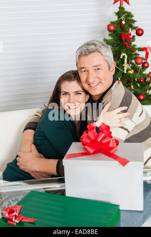 Coppia felice nel natale Foto Stock