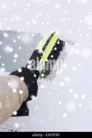 Primo piano della pulizia di uomo di neve da auto Foto Stock