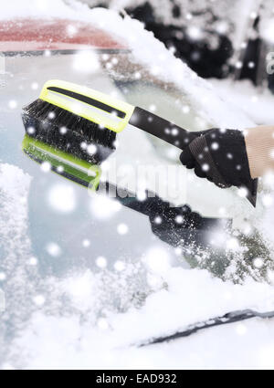 Primo piano della pulizia di uomo di neve da auto Foto Stock