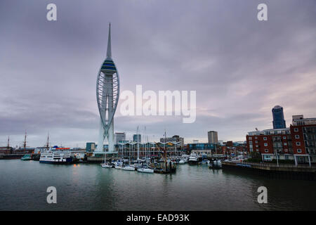 La mattina presto PORTSMOUTH GUNWHARF Quay e spinnaker tower Foto Stock