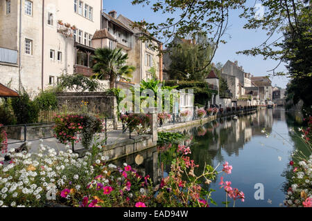 Vecchio waterside case lungo il Canal des Tanneurs foderato con fiori in Dole, Giura, Franche-Comte, Francia, Europa Foto Stock