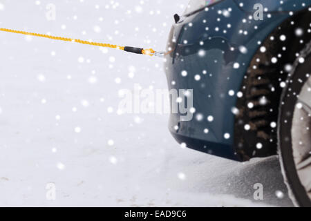 Primo piano della vettura trainata con fune di traino Foto Stock