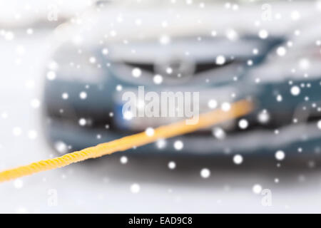 Primo piano della vettura trainata con fune di traino Foto Stock