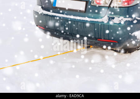 Primo piano della vettura trainata con fune di traino Foto Stock