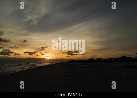 Tramonto sul Golfo del Messico come visto da Fort Morgan punto, Alabama. Foto Stock