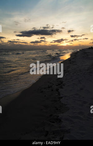 Tramonto sul Golfo del Messico come visto da Fort Morgan punto, Alabama. Foto Stock