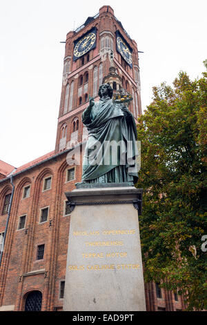 TORUN, Polonia - 23 ottobre 2014: Nicolaus Copernicus statua che si trova nella città vecchia di Torun, Polonia Foto Stock