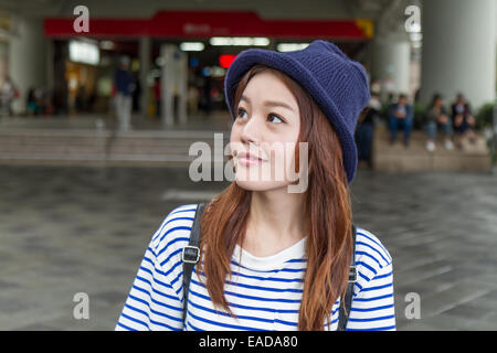 Bella donna cinese al di fuori della metropolitana MRT station in Taipei Foto Stock