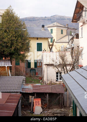 Piccolo villaggio italiano nelle montagne del nord Italia Foto Stock