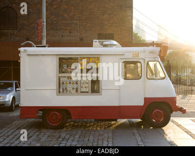 Ice Cream Carrello a City Park un pomeriggio estivo Foto Stock