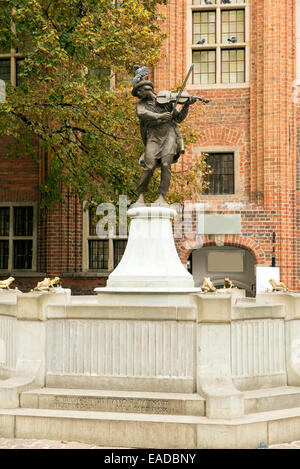 TORUN, Polonia - 23 ottobre 2014: Statua di raftsman suonare il violino, Torun, Polonia Foto Stock