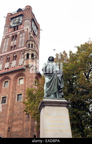 TORUN, Polonia - 23 ottobre 2014: Nicolaus Copernicus statua che si trova nella città vecchia di Torun, Polonia Foto Stock