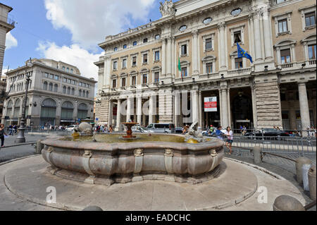 Una fontana nella piazza Colonna nella città di Roma, Italia. Foto Stock