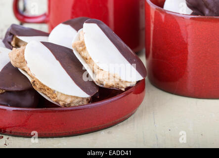 I cookie con cioccolatini e coppe di rosso Foto Stock