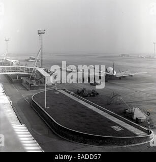 Degli anni Cinquanta vista storica dell'aeroporto di Bruxelles, con piano su pista. Foto Stock