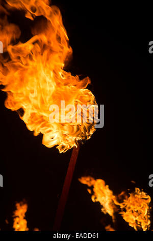 Notte dei falò Lewes, Sussex, 2014. Razzi di masterizzazione come parte di Guy Fawkes Night parade Foto Stock