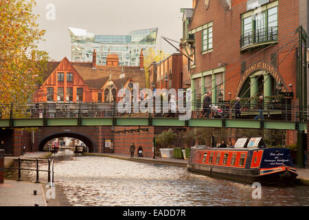 Birmingham Canal, luogo Danielle, Westside, su di un soleggiato serata autunnale, Birmingham REGNO UNITO Foto Stock