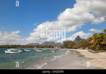 Tamarin beach e montare le Rempart in background, west coast, Mauritius Foto Stock
