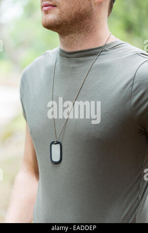 Chiusura del giovane soldato in uniforme militare Foto Stock