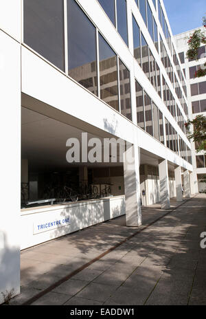 Architettura moderna società di assicurazioni presso gli uffici di sviluppo Tricenter nel centro di Swindon, England, Regno Unito Foto Stock