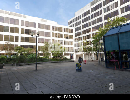 Architettura moderna società di assicurazioni presso gli uffici di sviluppo Tricenter nel centro di Swindon, England, Regno Unito Foto Stock