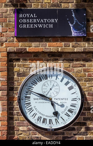 Il pastore orologio porta l'orologio è montato sulla parete al di fuori del cancello del Royal Observatory di Greenwich Building a Londra. Foto Stock