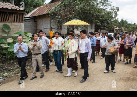 Lo sposo conduce processione,parade al matrimonio locale a borgo a pochi chilometri da Luang Prabang, Laos, Asia sud-orientale, Asia Foto Stock