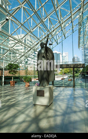 Statua di giustizia si trova nella grande hall presso il Vancouver Law Courts Foto Stock