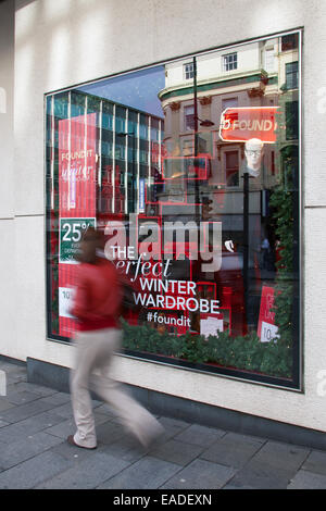 Liverpool, Merseyside, Regno Unito 12 novembre 2014. Debenhams lancia il 25% di sconto su Everything Christmas Sales Campaign. Situato nel quartiere degli affari di Lord Street Liverpool, il negozio al dettaglio è tra i primi della città a decorare le sue finestre con un tema natalizio che è..... Il guardaroba perfetto per le feste invernali. Trovato! Il quartiere degli affari di Liverpool, Foto Stock