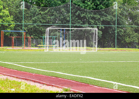 Obiettivo di calcio su un campo verde su uno sfondo di alberi Foto Stock