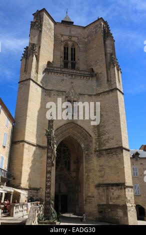 Posizionare Notre Dame Chiesa Collegiata di Villefranche de Rouergue Aveyron Department Midi Pirenei a sud ovest della Francia Europa Foto Stock