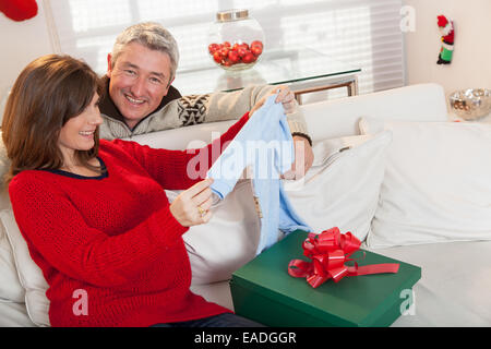 Apertura in gravidanza dono con hes marito Foto Stock