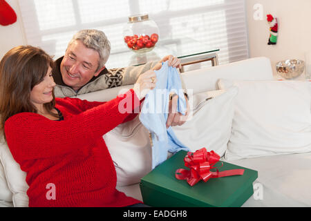 Apertura in gravidanza dono con hes marito nel natale Foto Stock