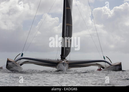 La Guadalupa. Decimo Nov, 2014. Yann Guichard finito la decima edizione della Route du Rhum in seconda posizione con il tempo di 8 giorni, 5 ore, 18 minuti e 46 secondi di racing, il suo maxi trimarano Spindrift 2 © Azione Sport Plus/Alamy Live News Foto Stock