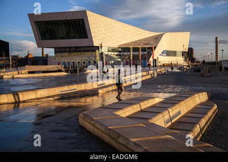 Museo di Liverpool, Merseyside Regno Unito 12 novembre, 2014. Regno Unito Meteo. Lo sviluppo sul mare scintillante dopo un giorno showery come il basso sole illumina il Pier Head & Museum edifici sul lungomare. Foto Stock