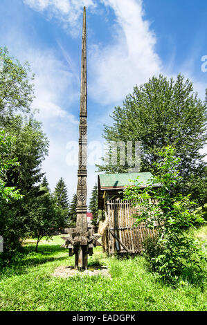 Tradizionale in legno croce scolpito dal Maramures area in Romania Foto Stock