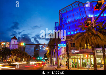 Miami Beach Florida, 5th Fifth Street, crepuscolo, sera, notte, Collins Avenue, edifici, semafori, esposizione al tempo, spettacolo di luci, visitatori viaggio tou Foto Stock