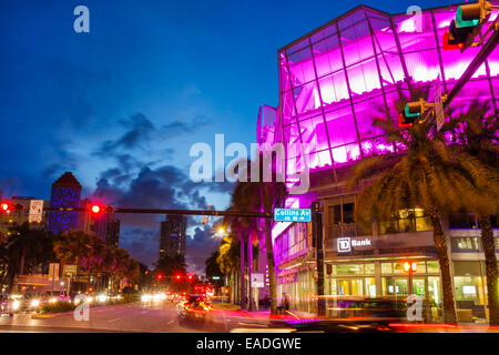 Miami Beach Florida, 5th Fifth Street, crepuscolo, sera, notte, Collins Avenue, edifici, semafori, esposizione al tempo, spettacolo di luci, visitatori viaggio tou Foto Stock