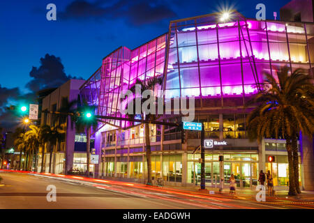 Miami Beach Florida, 5th Fifth Street, crepuscolo, sera, notte, Collins Avenue, edifici, semafori, esposizione al tempo, spettacolo di luci, visitatori viaggio tou Foto Stock