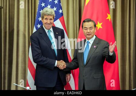 Il Segretario di Stato americano John Kerry scuote le mani con il Ministro degli Affari Esteri cinese Wang Yi prima di un incontro bilaterale alla Cooperazione economica Asia-Pacifico riunione ministeriale Novembre 7, 2014 a Pechino, in Cina. Foto Stock