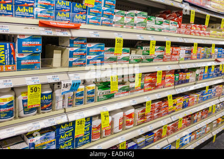 Miami Beach Florida,CVS Pharmacy,farmacia,vendita,scaffali,OTC,da banco,mal di testa medicina,ibuprofen,Advil,Excedrin,FL140930051 Foto Stock