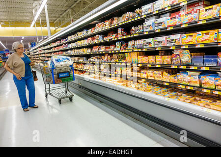 Miami Florida, Walmart Supercenter alimentari supermercato alimentare, frigorifero vetrina vendita pranzo carne corridoio, Senior Citizen donna negozio carrello Foto Stock